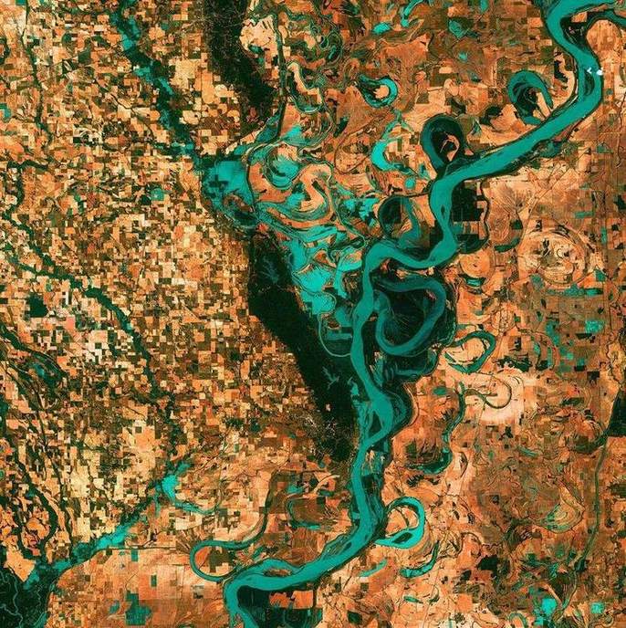 The Mississippi looping across its floodplain.