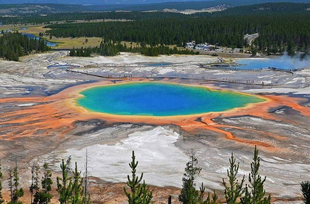 Grand Prismatic Spring: a hydrothermal pool in the Yellowstone caldera.