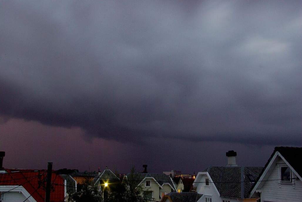 A shelf cloud on a cold-front wedge.