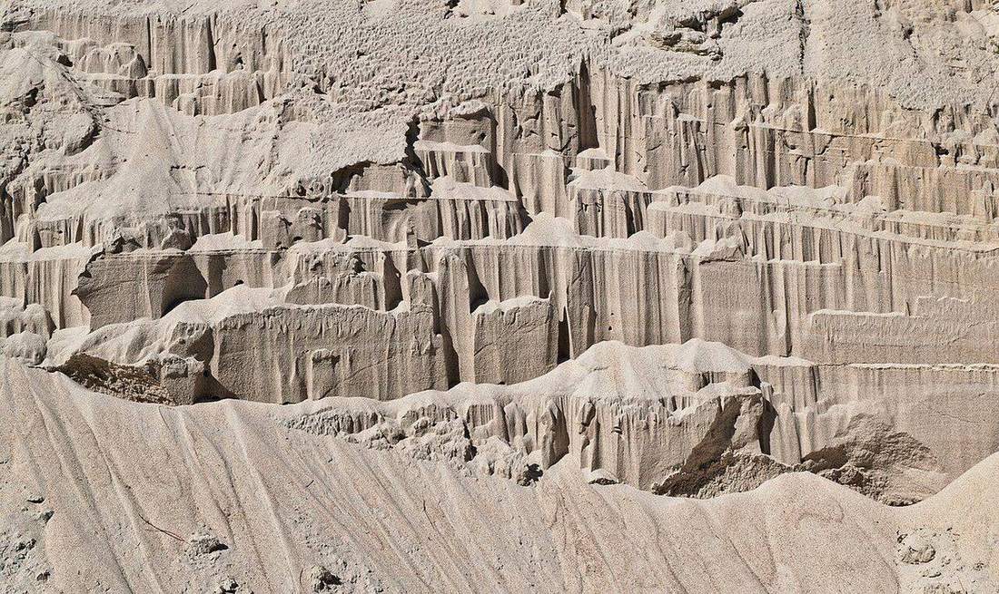A steep valley cut by water, not ice.
