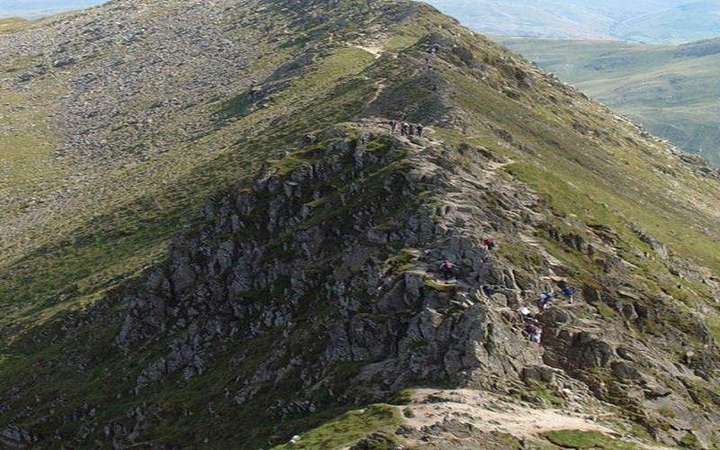 Arête: a matching field photograph or official scientific figure.