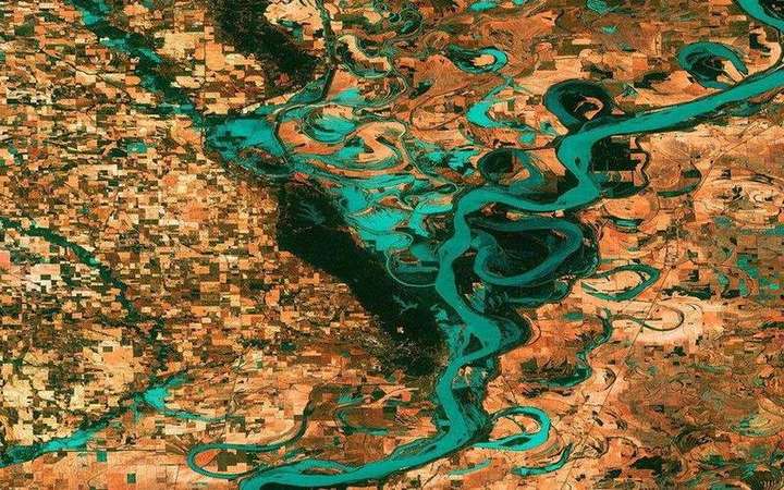 Levée: a matching field photograph or official scientific figure.