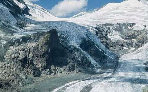 Hanging valley in the glaciers lab — a TERMS crop, not the glossary plate and not the lab cover.